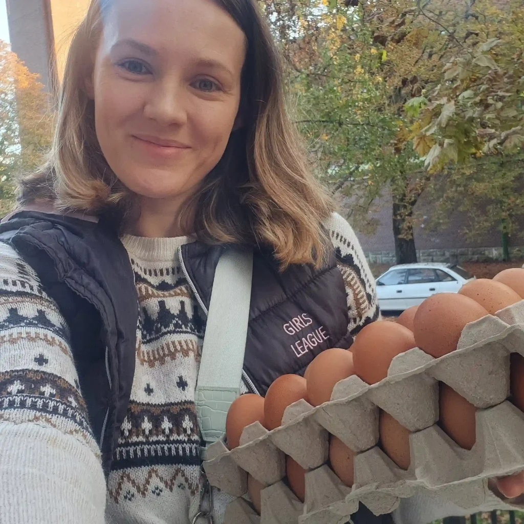Kamilla, a Zsemberi Tanya egyik tulajdonosa, tojástálcákkal a kezében