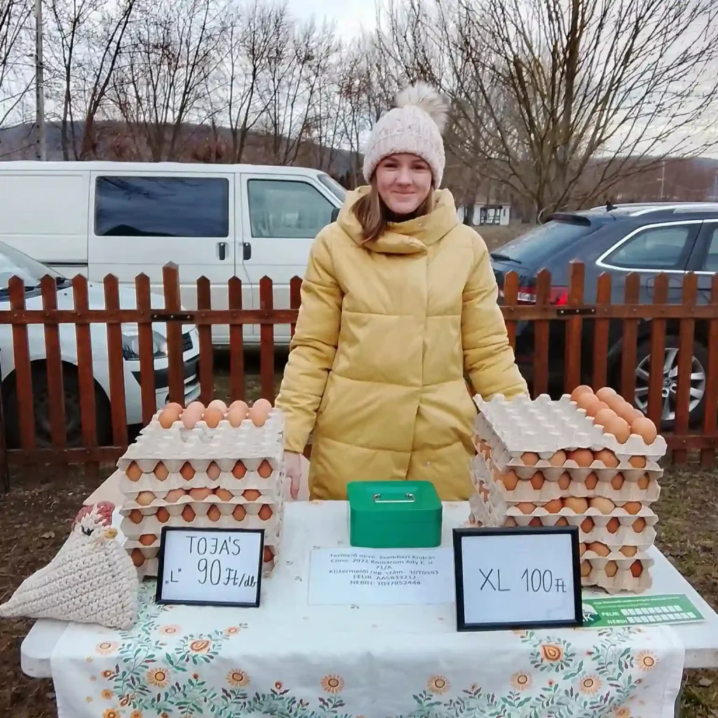 Kamilla, a Zsemberi Tanya egyik tulajdonosa, a tojásárusító stand mögött